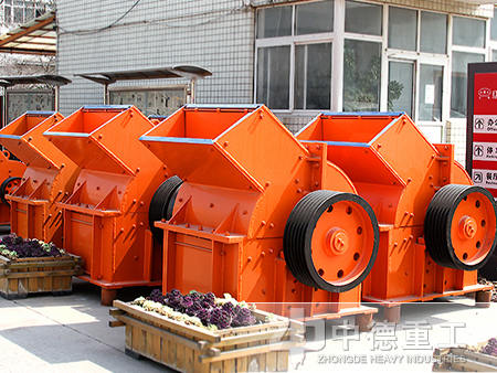 不僅可用于破碎生產(chǎn)線、制砂生產(chǎn)線，也可在選礦生產(chǎn)線中替代圓錐破碎機。下面我們就具體來看錘式破碎機應(yīng)用于哪些方面？